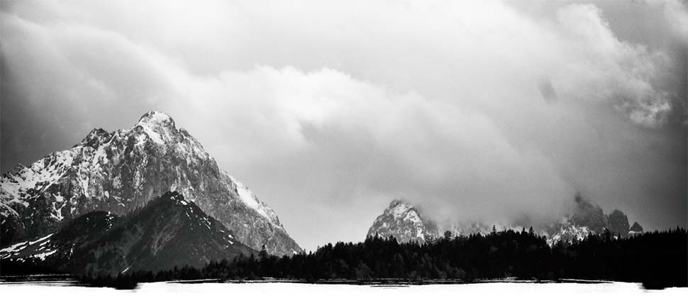 Schwarz/Weißaufnahme - Bergspitze im Nebel