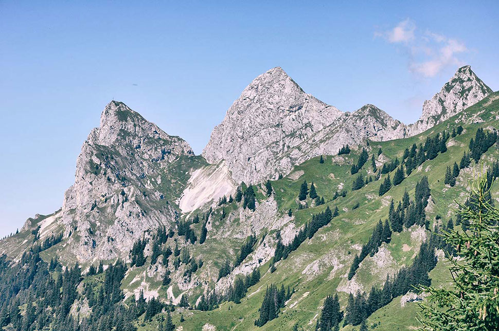 Drei Bergspitzen reihen sich aneinander