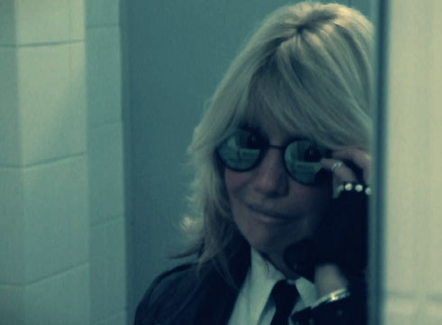 Ute Geller vor dem Spiegel