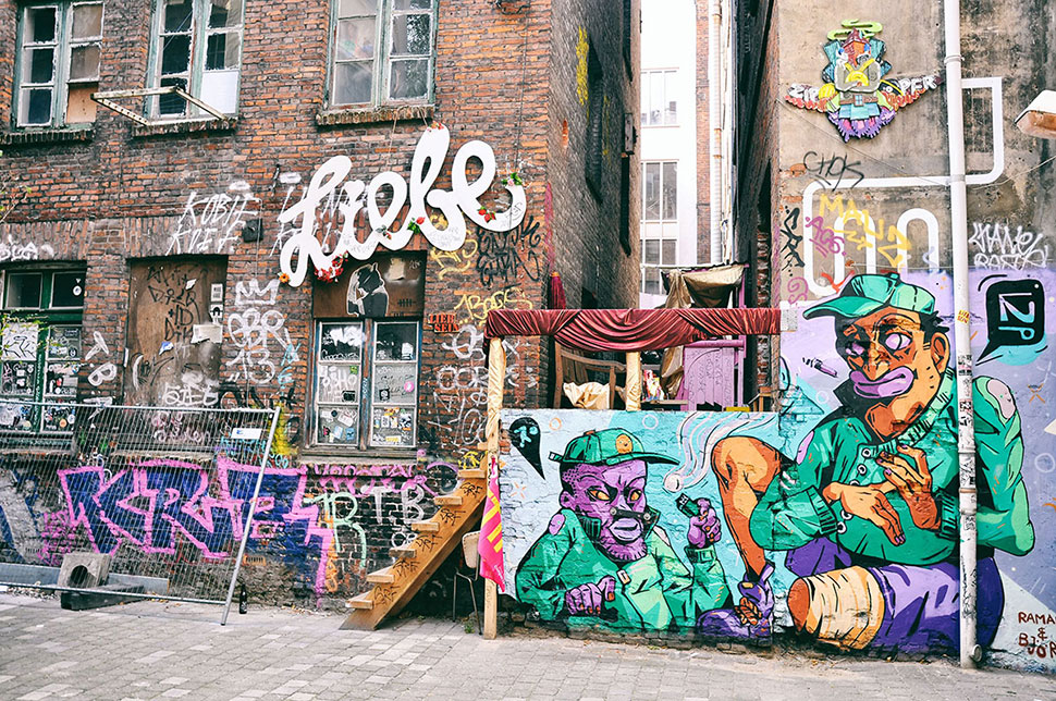 Hauswand mit Schriftzug und Graffiti