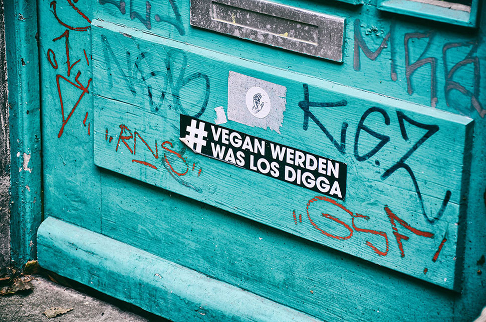 Tür mit einem Aufkleber