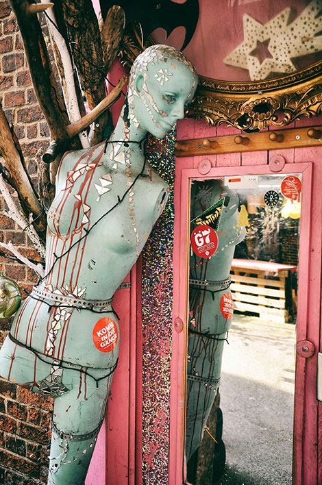 Eine Puppe bestückt mit Diamanten