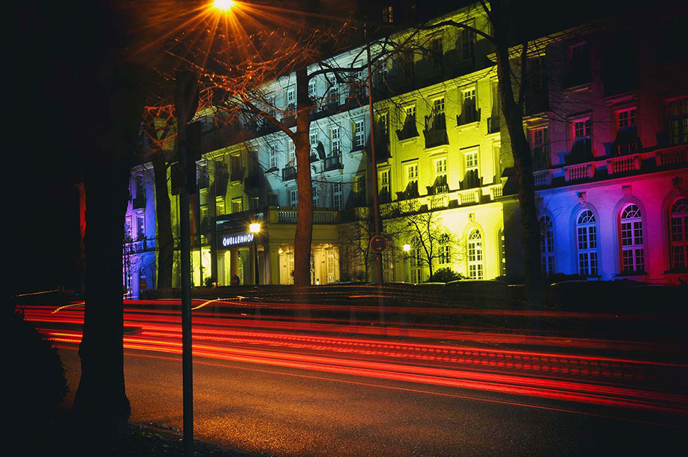 Beleuchteter Quellenhof in Aachen