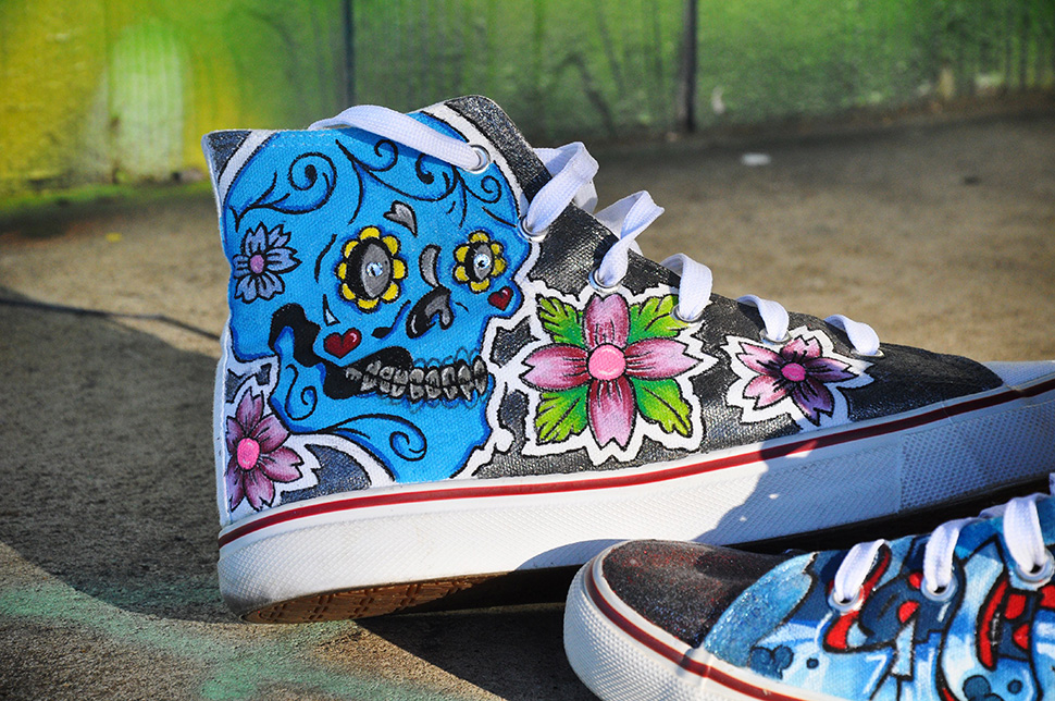 Detailaufnahme Schuhe Totenkopf