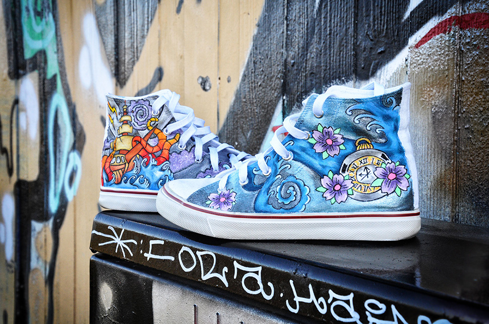 Detailaufnahme Schuhe Taschenuhr