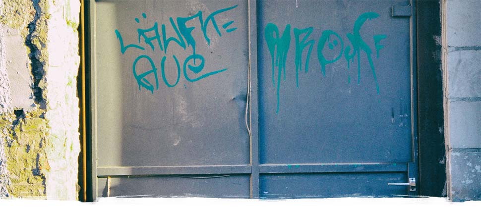 Fabriktüre mit Graffitischriftzug