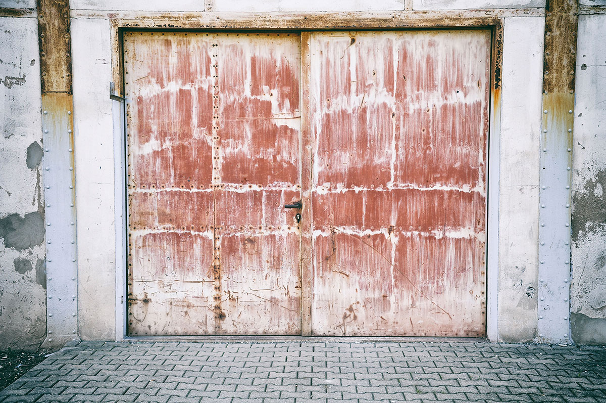 Alte Fabriktüre einer Metzgerei