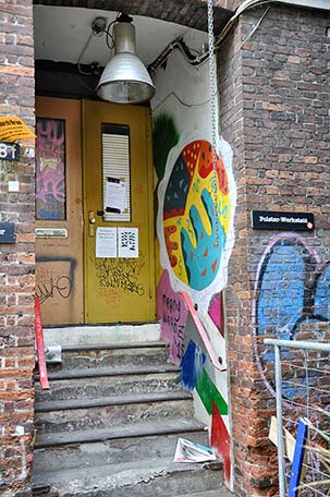 Eingangstür mit einer ausgefallenen Beleuchtung