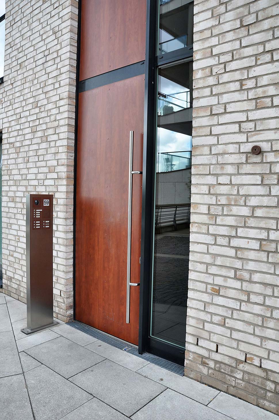 Moderne Eingangstür in der Hafencity - Hamburg