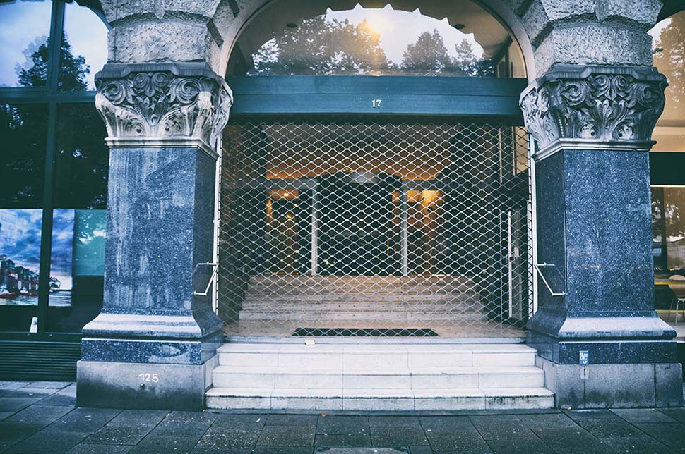 Geschäftsschluss - Doppelte Türen