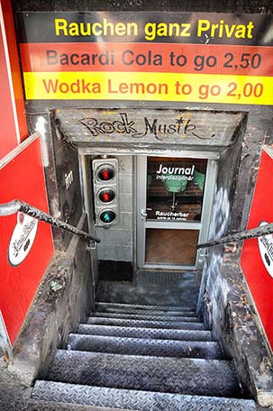 Kieztür zur Raucherbar mit Ampelschaltung