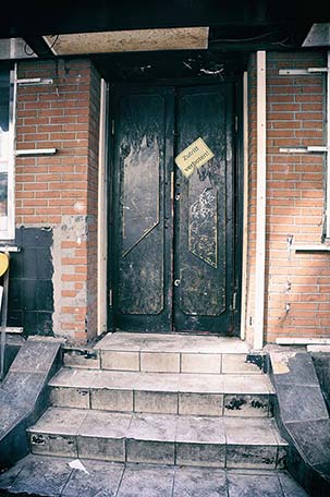 Kieztür mit einem Schild Zutritt verboten