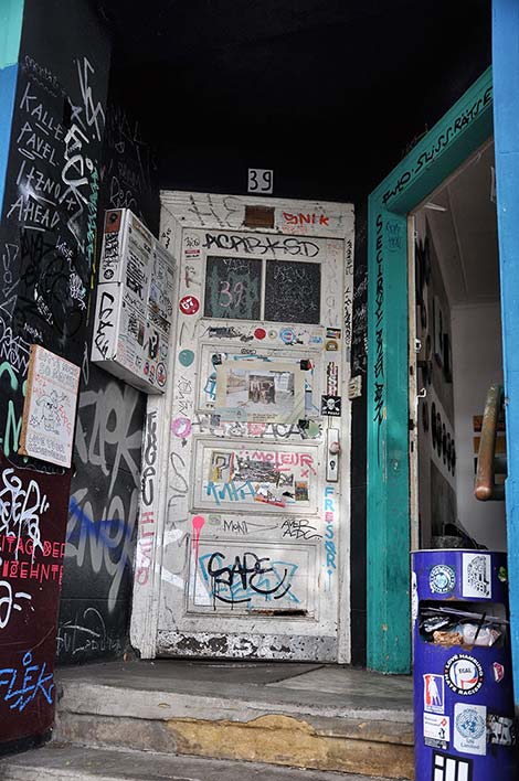 Eingangstür mit Sticker übersäht