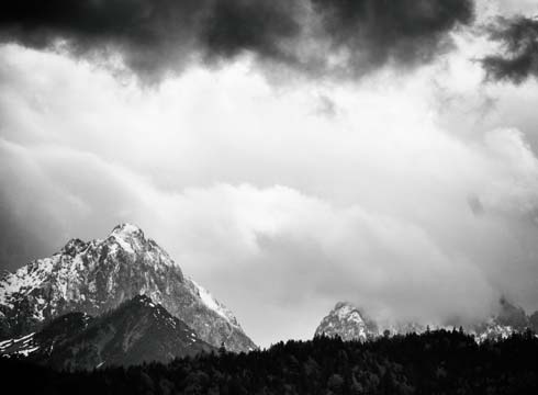 Eine Bergspitze kämpft sich durch den Nebel