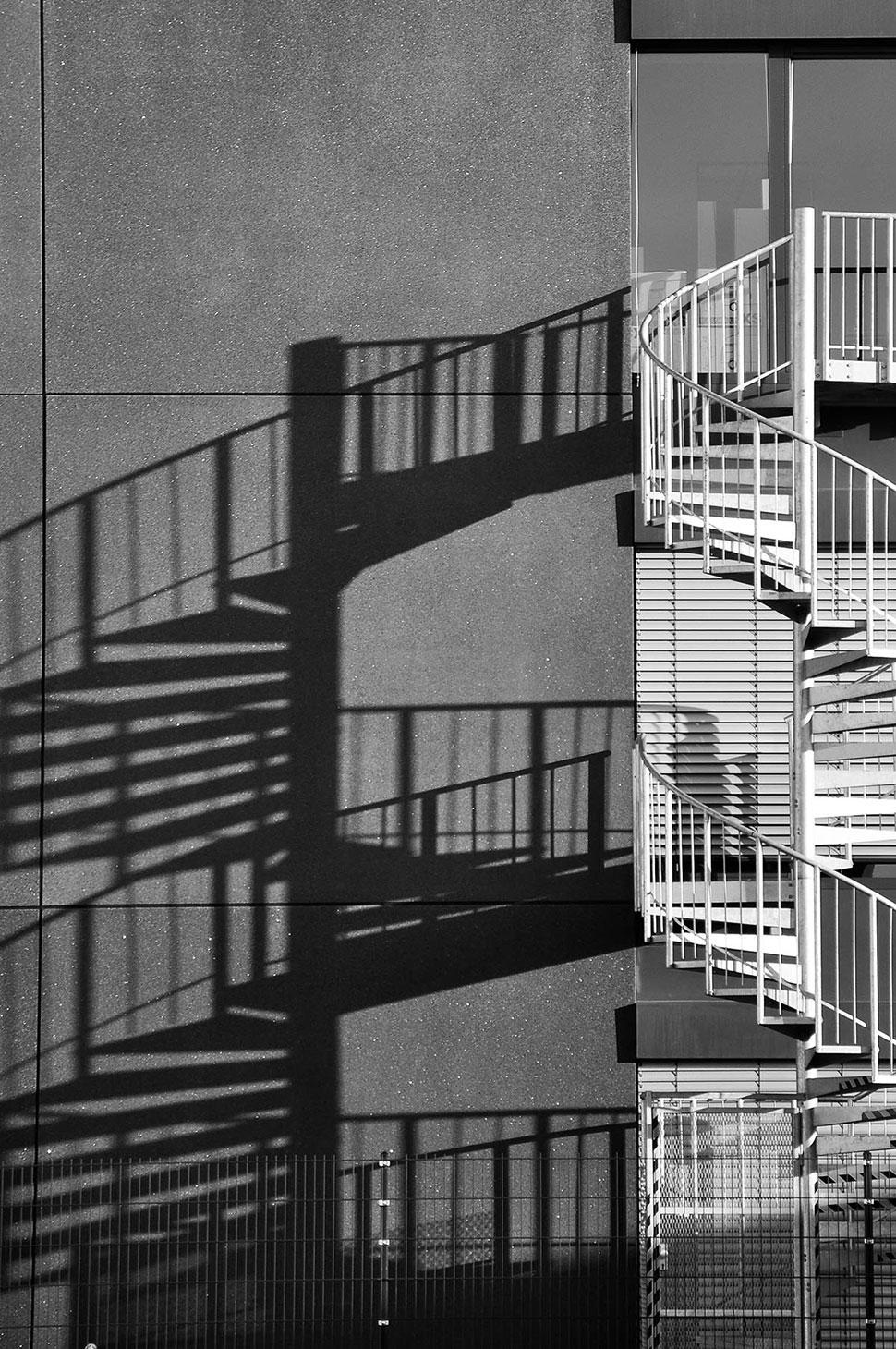 Schatten einer spiralförmigen Treppe