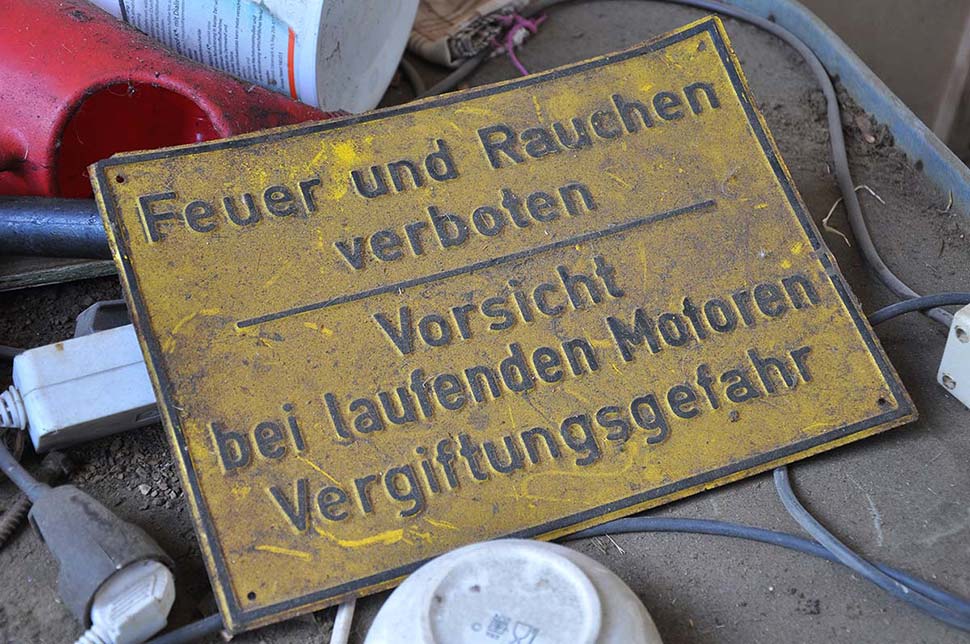 Verstaubtes Hinweisschild