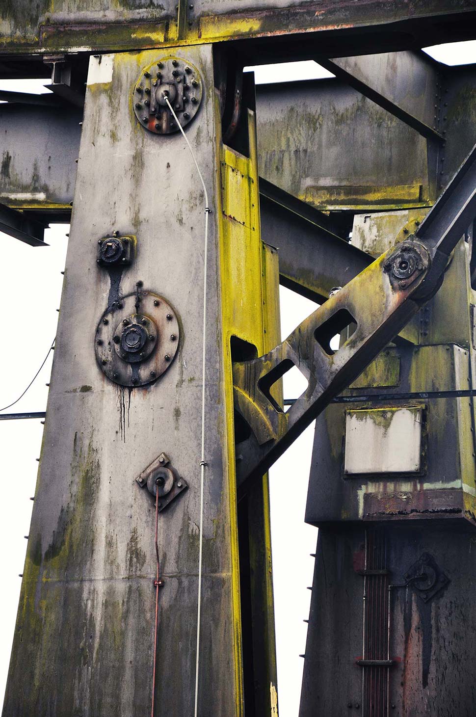 Mit Grünspan bedeckter Fabrikpfeiler