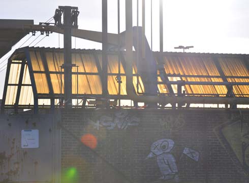 Alte stillgelegte Fabrik im Sonnenlicht